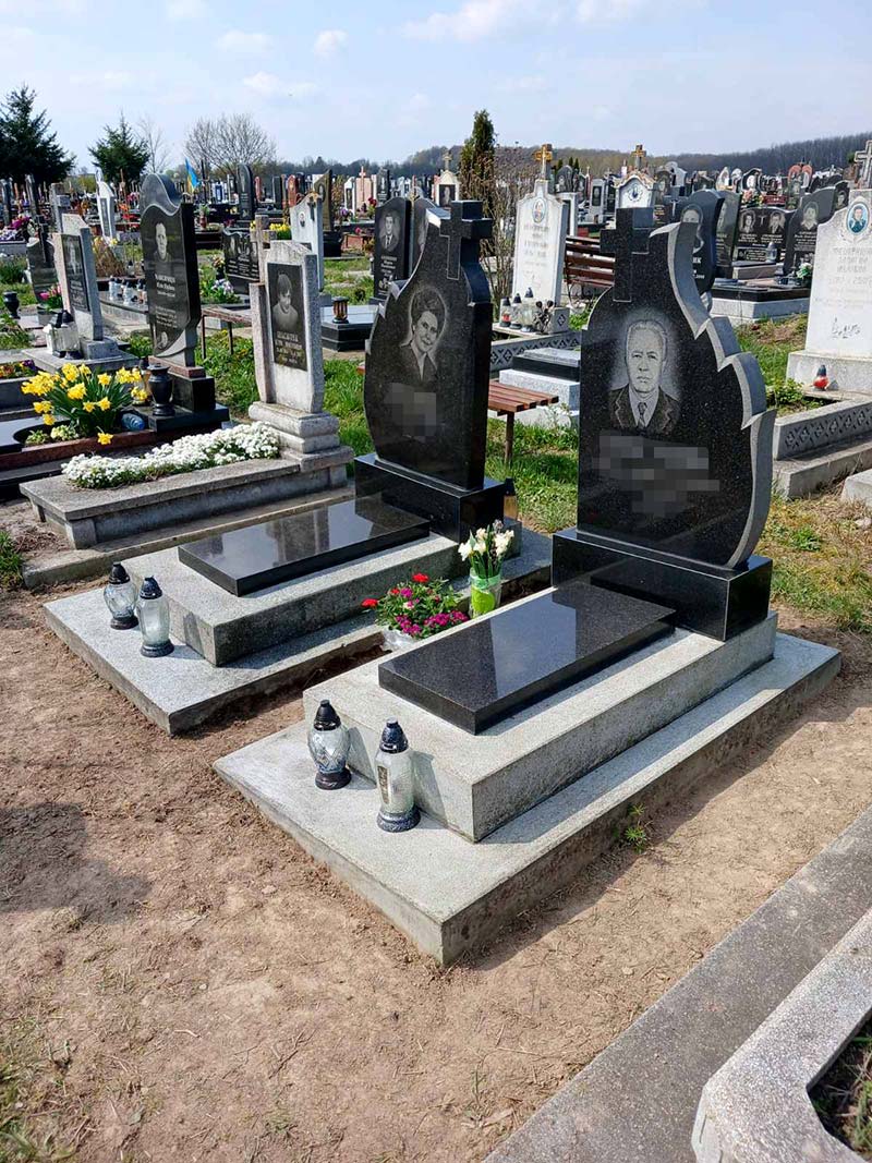 доглянута подвійна могила після прибирання лампадки та територія впорядковані